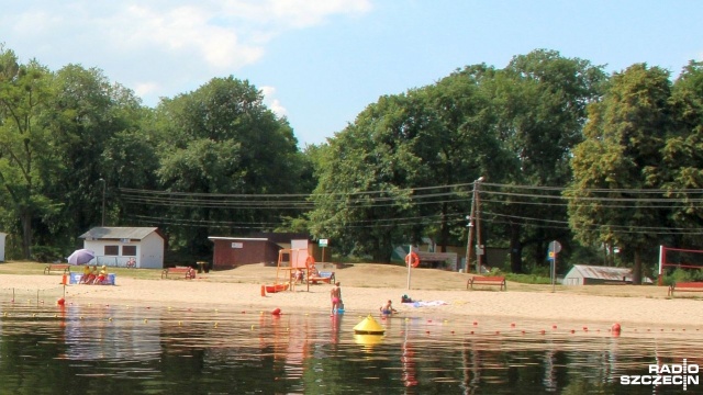 Kąpieliska Dziewoklicz w Szczecinie oraz w Lubczynie w powiecie goleniowskim zostały zamknięte. Główny Inspektorat Sanitarny podaje, że na plaży w Lubczynie zauważono śnięte ryby. Dodatkowo woda ma zmienione zabarwienie. Z kolei na kąpielisku Dziewoklicz przyczyną czasowego zamknięcia plaży jest zakwit sinic.