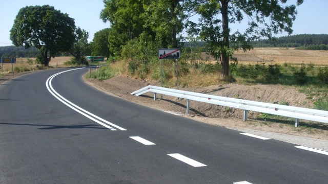 Uwaga kierowcy korzystający często z przejazdu między Gryfinem a trasą S3. Drogowcy zamkną w poniedziałek odcinek drogi wojewódzkiej 120 między Gardnem a Wełtyniem. Trzeba będzie korzystać z objazdów.