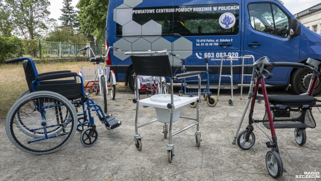 Powiększa się baza sprzętu rehabilitacyjnego, który bezpłatnie wypożycza Powiatowe Centrum Pomocy Rodzinie w Policach.