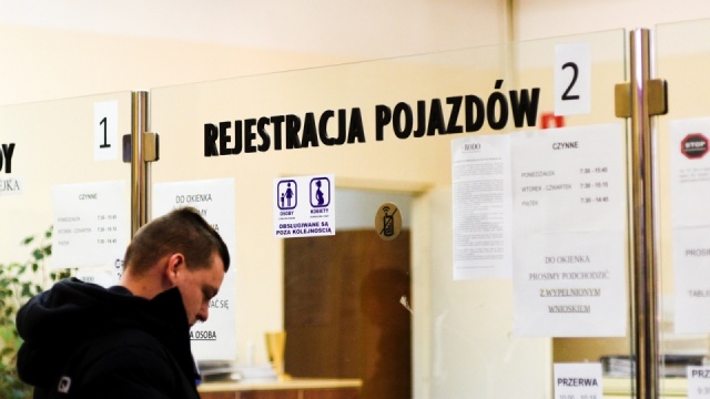 Szczecin zapowiada skrócenie kolejek związanych z rejestracją aut. Urzędnicy będą pracować po godzinach - zapowiada magistrat.
