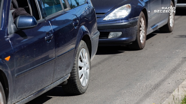 Uwaga jadący trasą S6, między Węzłami Dobre i Bielice, niedaleko Koszalina. Ciężarówka przewożąca piwo uderzyła w bariery energochłonne i jej ładunek wypadł na jezdnię.