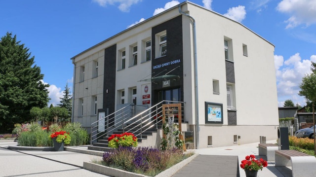 Budynek główny Urzędu Gminy Dobra wyłączony z obsługi interesantów. U jednego z pracowników wykryto koronawirusa.