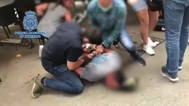 Przez sześć lat ukrywał się przed polską policją w Hiszpanii. Paweł D. ps. Chudy z Koszalina usiłował dokonać egzekucji członka konkurencyjnej grup przestępczej. Dzięki międzynarodowej współpracy policji, bandyta został zatrzymany w Barcelonie.