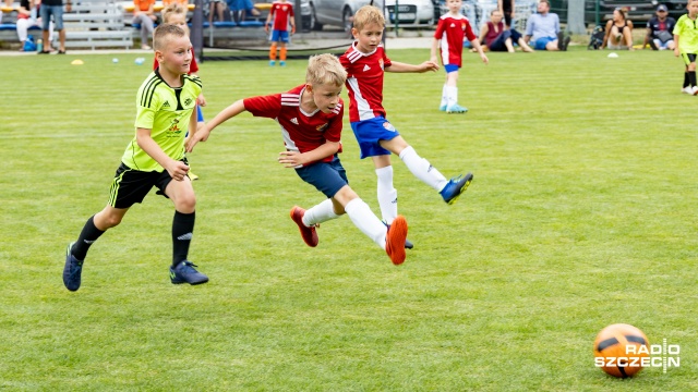 44 drużyny, setki uśmiechniętych dzieci i piłkarska rywalizacja - na boisku w Wołczkowie trwa turniej WB Cup.