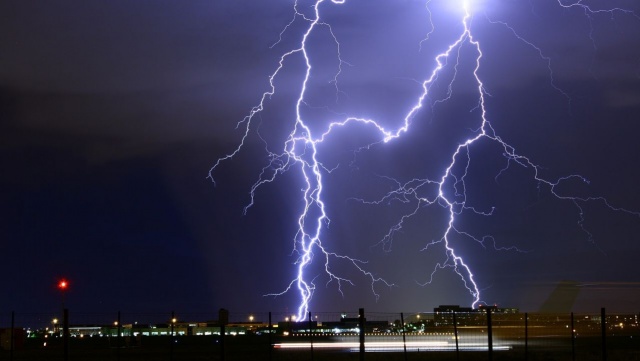 Intensywne burze i upały w sobotę prawie w całej Polsce - zapowiada Instytut Meteorologii i Gospodarki Wodnej. Rządowe Centrum Bezpieczeństwa apeluje o ostrożność i rozwagę.