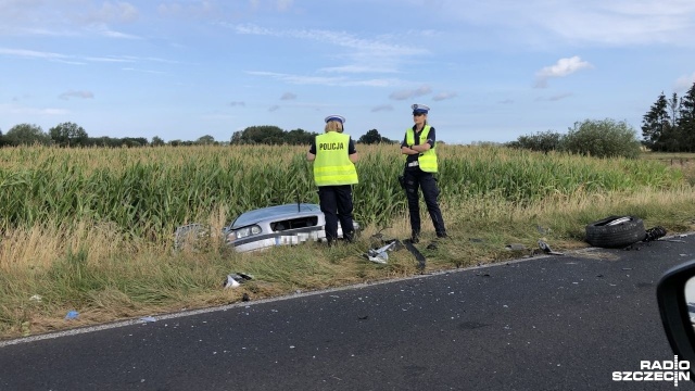 Po godzinie 8:00, na drodze 107 w Kamieniu Pomorskim, doszło do czołowego zderzenia pojazdów, którymi podróżowały w sumie trzy osoby. Dwie osoby są ranne.