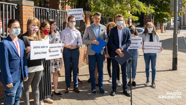 Powrót do szkoły jest konieczny, ale musi odbyć się w sposób przemyślany - uważają szczecińscy Młodzi Demokraci.