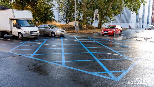 Blue boxy to specjalne, wymalowane na niebiesko kratki, które pokazują kierowcom, gdzie nie stawać na skrzyżowaniu, jeśli nie ma możliwości zjazdu z niego.