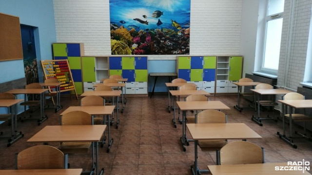 1 września do nauki stacjonarnej powrócą uczniowie w Kołobrzegu. Władze miasta poinformowały, że po konsultacjach z dyrektorami szkół, udało się dostosować placówki do wytycznych sanepidu.