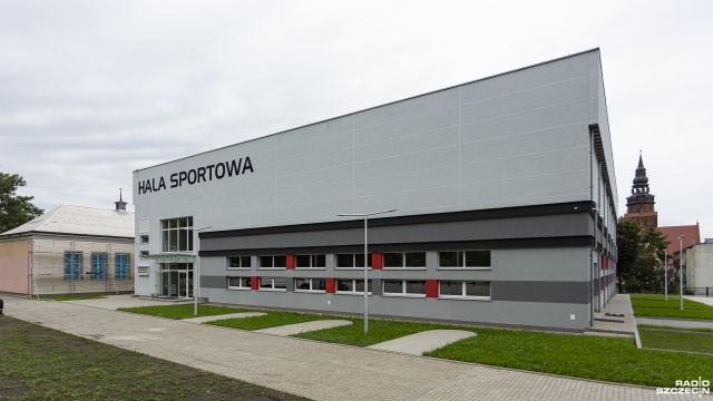 Siatkarze, koszykarze i piłkarze ręczni będą mieć obiekt z prawdziwego zdarzenia. Gmina Gryfino odebrała od wykonawcy halę widowiskowo-sportową przy ulicy Niepodległości.