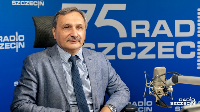 Prowadzimy konsultacje z samorządowcami, służbami sanitarnymi i kuratorami w sprawie rozpoczęcia roku szkolnego i jego organizacji - mówił wiceminister oświaty Maciej Kopeć w magazynie Wszystko na gorąco.