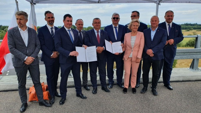 W obecności ministra infrastruktury Andrzeja Adamczyka podpisywana jest w piątek umowa na budowę dwóch ostatnich odcinków północnej części trasy S3 między Troszynem, a Świnoujściem.