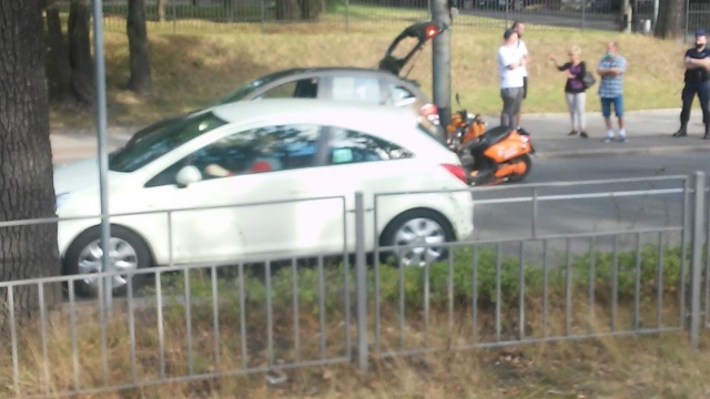 Kolizja skutera i samochodu na skrzyżowaniu al. Piastów i Szwoleżerów. Na miejscu jest policja.
