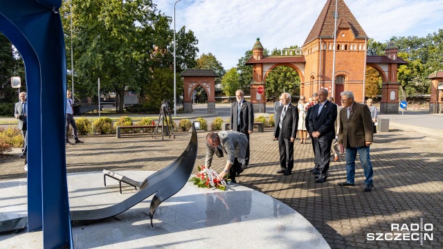 Uczestnicy strajku w porcie złożyli kwiaty na terenie zakładu. To z okazji 40. rocznicy podpisania Porozumień Sierpniowych.