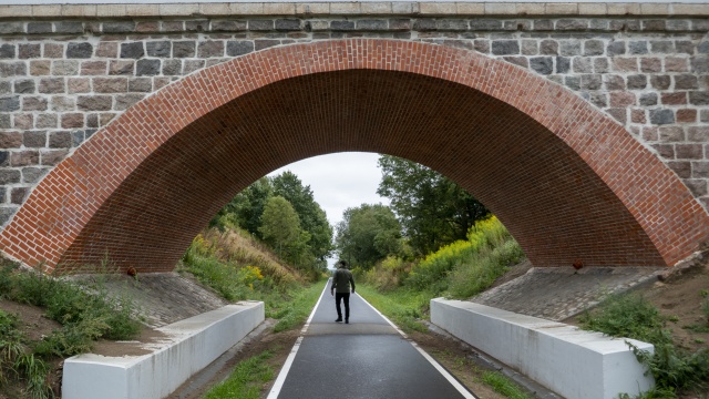 Z Połczyna-Zdroju do Świdwina oraz nad morze rowerem. Zakończyła się budowa 5-kilometrowego odcinka ścieżki dla jednośladów, który ma połączyć nadmorskie kurorty z południem województwa. Połczyński odcinek powstał na nasypie kolejowym po starej trasie pociągu, który docelowo łączył uzdrowiskową miejscowość ze Szczecinem. To oznacza, że mieszkańcy Połczyna-Zdroju mogą zapomnieć o powrocie kolei w ich mieście.