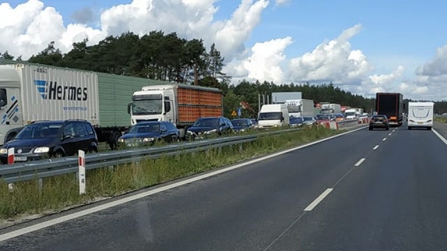 Potężny zator ustawił się na trasie S3 i dalej na autostradzie A6 w kierunku Szczecina. Korek ma około siedmiu kilometrów.