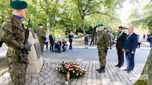 W 81. rocznicę wybuchu II wojny światowej złożono kwiaty pod pomnikiem W hołdzie Bohaterom Września 1939 - Rodacy na Cmentarzu Centralnym w Szczecinie.