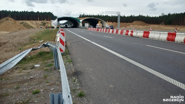 Na odcinku autostrady A6 między zjazdem na Dąbie a Węzłem Rzęśnica znów pojawili się drogowcy. Do dokończenia po Energopolu Szczecin jest tam nadziemne przejście dla zwierząt. Prace właśnie się rozpoczęły.