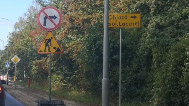 Jadący w stronę centrum Szczecina przez Obotrycką muszą bardzo uważać. Przed skrzyżowaniem z Kruczą stoi znak informujący o wyznaczonym objeździe zamkniętej Hożej do Łącznej.
