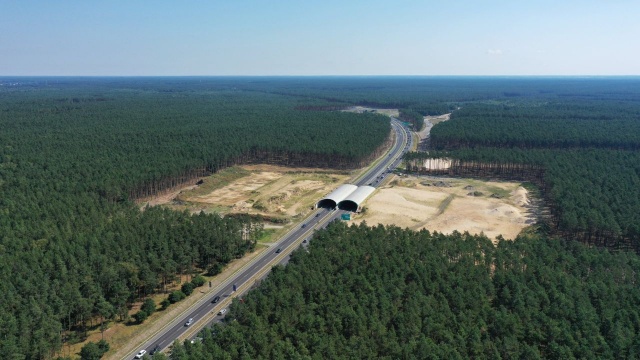 Uwaga podróżujący autostradą A6 między Rzęśnicą a Węzłem Dąbie. W środę przed południem w stronę Szczecina można było przejeżdżać tylko jednym pasem ruchu. Po południu ponownie zmieniono organizację ruchu.