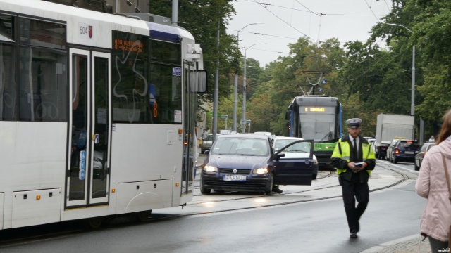 Dwa auta osobowe po kolizji na ul. Kołłątaja blokują torowisko ósemek i dwunastek w okolicy ul. Św. Barbary.