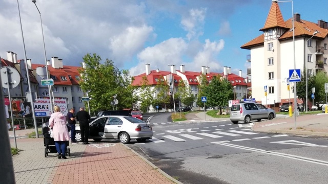 Przy rondzie na skrzyżowaniu ulic Duńskiej i Złotowskiej zderzyły się dwa samochody.