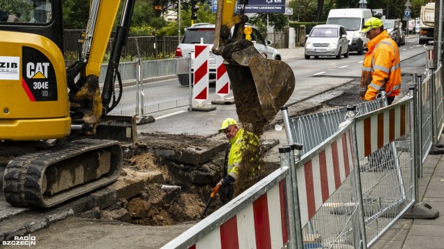 Dobiega końca kolejny etap przebudowy sieci wodociągowej w ciągu ulicy Batalionów Chłopskich w Szczecinie.