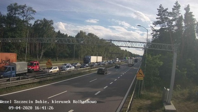 Około 10 kilometrów sięga już korek na podszczecińskiej autostradzie A6 w kierunku nadmorskich plaż.