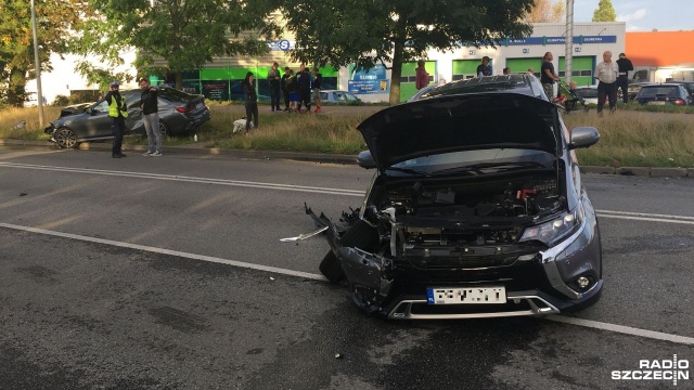 Dwa samochody osobowe zderzyły się na ulicy Przyjaciół Ronda w Szczecinie.