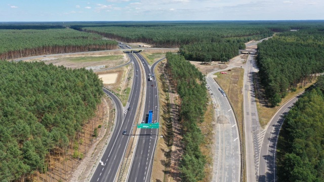 Uwaga kierowcy podróżujący trasą S3 przez Węzeł Rzęśnica. Organizacja ruchu zmieniła się tam już z początkiem wakacji, ale część zmotoryzowanych nadal nie patrzy na oznakowanie i usiłuje szukać starego zjazdu na Świnoujście.