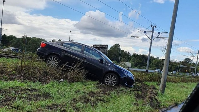 Na placu Zwycięstwa TIR zderzył się z samochodem osobowym. Al. Wojska Polskiego między Felczaka a Piotra Skargi po kolizji jest nieprzejezdna.