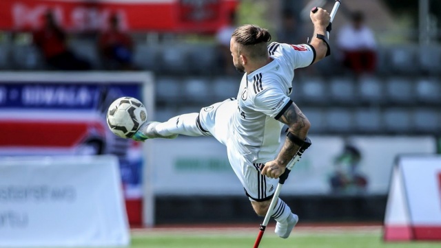 Ruszyła Amp Futbol Ekstraklasa i po pierwszym turnieju warszawska Legia jest na czele tabeli. Pochodzący z Nowych Linii w powiecie pyrzyckim Bartosz Łastowski, który od tego sezonu gra w barwach stołecznej drużyny, zaliczył udany występ.