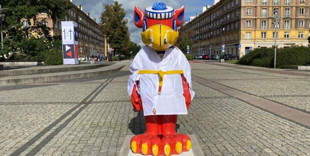 Znajdujące się między innymi na Złotym Szlaku Szczecina figurki zostały przyodziane w kimona z pasem w różnych kolorach obrazujące stopień zaawansowania w karate.