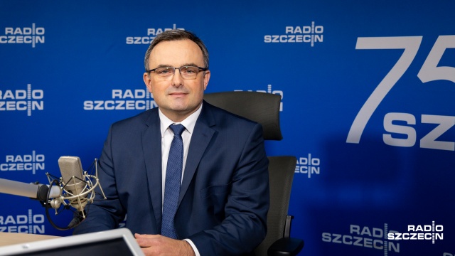 Regionalna Izba Obrachunkowa informuje o zadłużaniu się gminy Przelewice w parabankach - wojewoda zachodniopomorski Tomasz Hinc zwrócił się do władz samorządowych o zaprzestanie tych praktyk, pod rygorem odwołania wójta ze stanowiska.