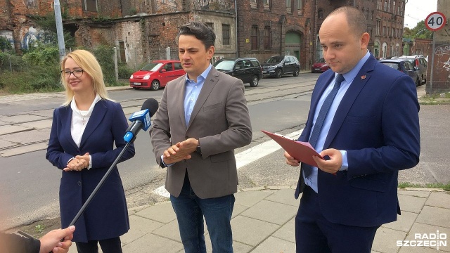 Politycy Prawa i Sprawiedliwości apelują do prezydenta Szczecina o pilny remont ulicy Kolumba. Obawiają się, że władze miasta nie zdążą z jego wykonaniem i ogromne pieniądze, jakie Szczecin otrzymał z Unii Europejskiej przepadną.
