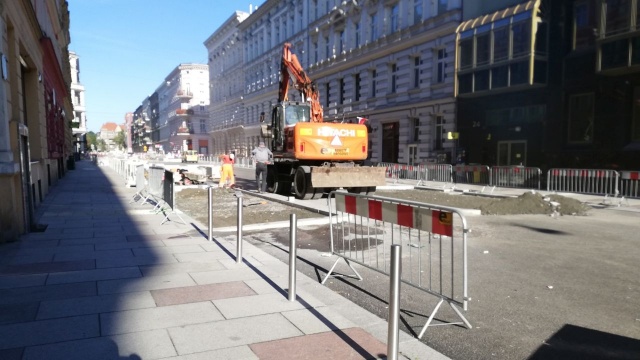 Widać postęp prac przy przebudowie ulic Bohaterów Getta Warszawskiego i Królowej Jadwigi. Są już prawie wszystkie chodniki, pojawiła się także ostatnia warstwa bitumiczna.