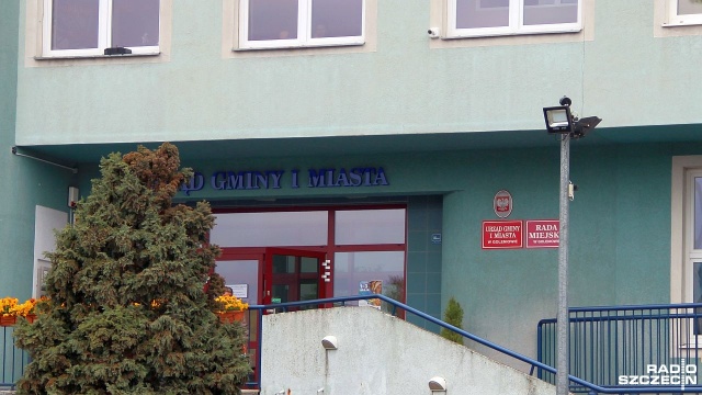 Burmistrz Goleniowa ma zielone światło, żeby podpisać nową umowę z Przedsiębiorstwem Gospodarki Komunalnej na odbiór odpadów w gminie. Większość radnych przegłosowała uchwałę w tej sprawie.