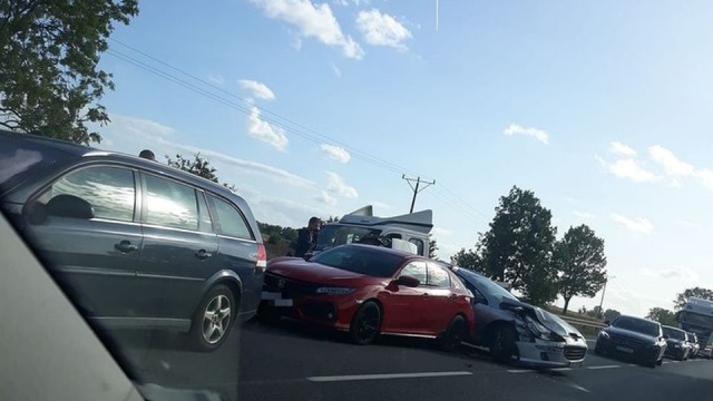 Trzy samochody osobowe i bus zderzyły się na drodze krajowej nr 13. Do zdarzenia doszło w Smętowicach na trasie między Szczecinem a Kołbaskowem.