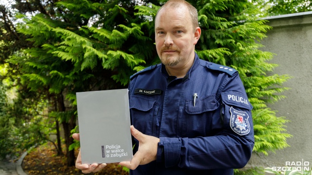 Policja w walce o zabytki to nowa książka komisarza doktora Marka Łuczaka, koordynatora ds. zabytków Komendy Wojewódzkiej Policji w Szczecinie.