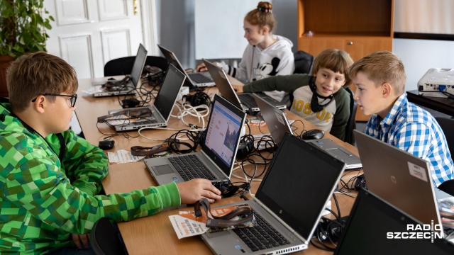 Jak stworzyć własną grę na komputer lub smartfona Tego uczą się dzieci podczas bezpłatnych warsztatów Giganci Programowania, które trwają w sobotę w Szczecinie.
