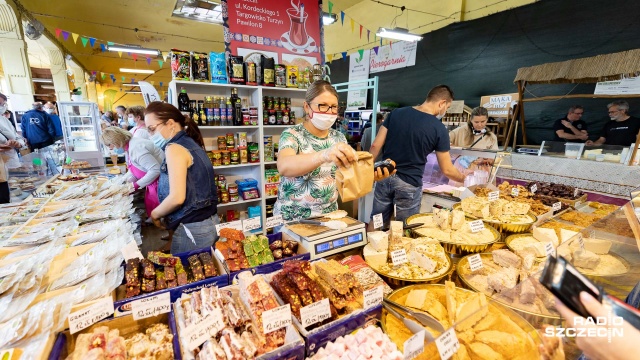 To już tradycja. W niedzielę mieszkańcy odwiedzają Szczeciński Bazar Smakoszy. Przy ul. Chmielewskiego na Pomorzach zatem tłoczno.