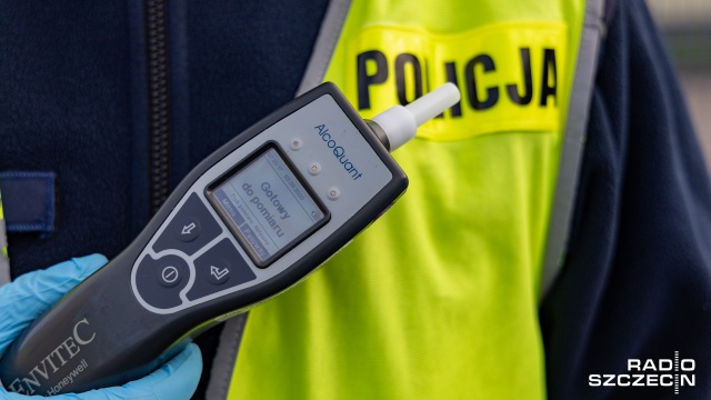 Nietrzeźwy kierowca wiózł dzieci do szkoły w Mirosławcu w województwie zachodniopomorskim. Mężczyzna został zatrzymany rano przez policjantów z wałeckiej drogówki.