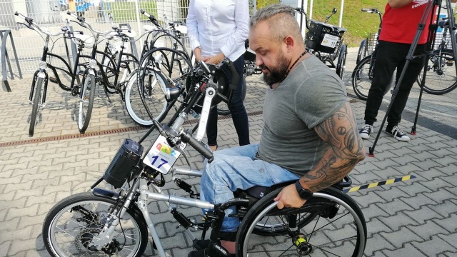 Osoby niepełnosprawne od dziś mogą korzystać z wypożyczalni rowerów, którą właśnie otwarto przy miejskim stadionie w Kołobrzegu. Na miejscu czeka kilkanaście urządzeń pomagających w poruszaniu się osobom posiadającym zarówno dysfunkcje ruchowe, jak i problemy ze wzrokiem.