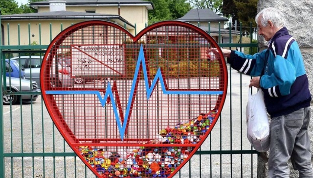W Szczecinie pojawiły się nowe kosze na nakrętki. Różnią się jednak od innych, bo są w kształcie serca.