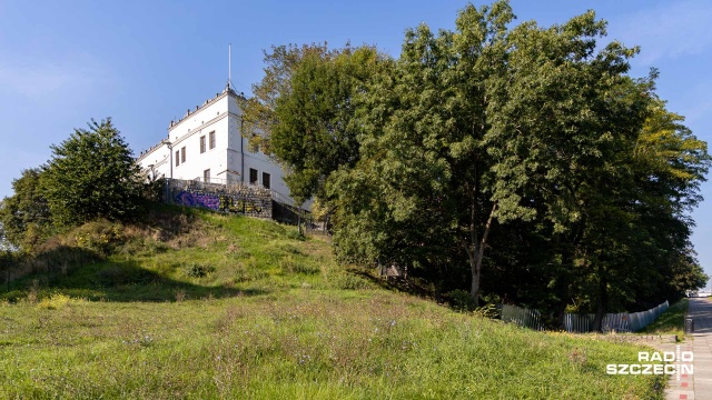 Protest przeciwko wycince drzew na skarpie Zamku Książąt Pomorskich. Społeczna Straż Ochrony Zieleni Szczecina nie zgadza się z decyzją o usunięciu kilkudziesięcioletnich drzew z północnej skarpy, która jest częścią inwestycji zagospodarowani tarasów zamku.