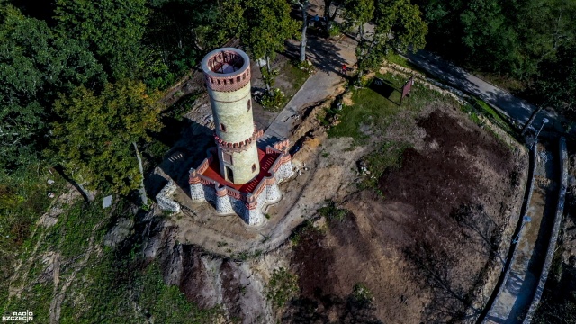 Wieża widokowa w Cedyni przechodzi konieczny remont. Są już pierwsze efekty.