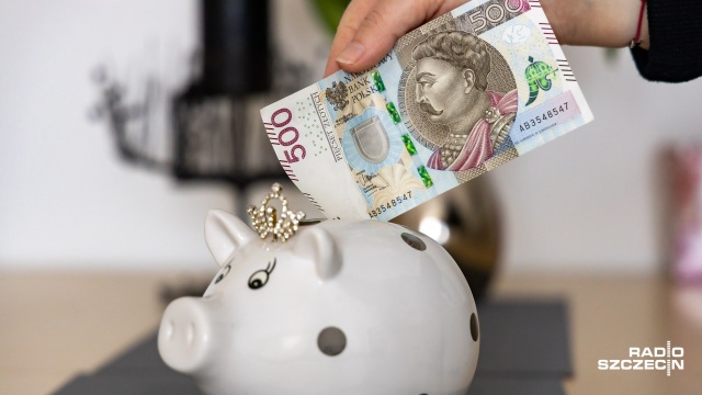 Zamiast rozdać ulotki - wyrzucił je w krzaki. Mieszkaniec powiatu goleniowskiego chciał sobie w ten sposób skrócić dzień pracy. Szczęście mu jednak nie sprzyjało.