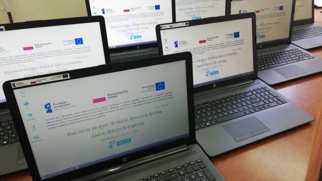 90 laptopów, a także środki zapobiegające rozprzestrzenianiu się epidemii trafią do dzieci umieszczonych w pieczy zastępczej w powiecie polickim.
