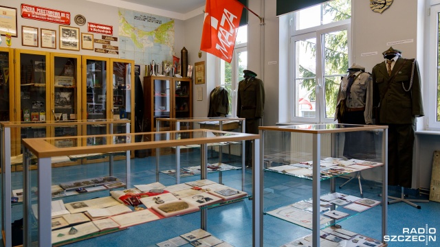 Dokumenty, zdjęcia, sztandary, stare przedmioty. Przez dwadzieścia lat przeleżały zmagazynowane, a teraz tworzą wyjątkową ekspozycję. W Międzyzdrojach, w budynku byłego gimnazjum przy Kolejowej 33, powstała izba pamięci.