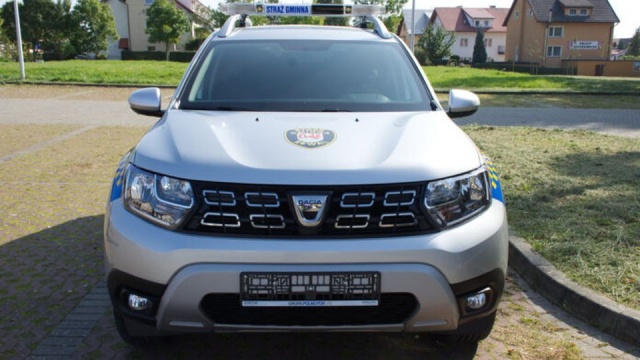 Strażnicy Gminni z Rewala mają nowy pojazd. To Dacia Duster. Pojazd z napędem 4x4 pozwoli strażnikom patrolować lasy, a także trudno dostępne tereny przy plaży.